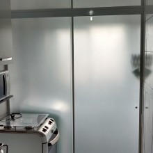 FECHAMENTO DE AREA DE SERVIÇO COM PELICULA JATEADA..